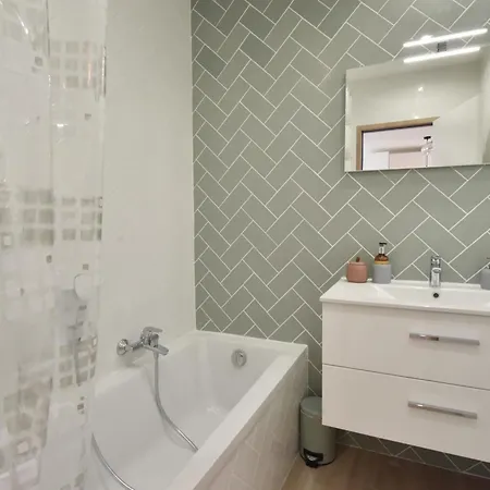 1-br With Terrace Carré Dor Walking Distance To The Beaches Appartamento